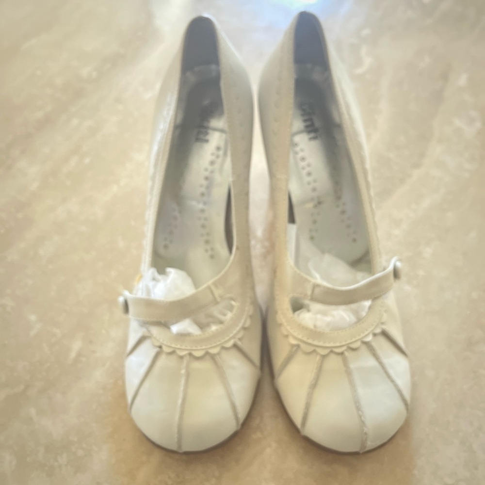 Chic Cream Heels with Strap Detail